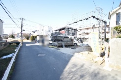 安心して暮らすことのできる住宅街。 住宅地の道路は一般に交通量が少なく車などの騒音が少ないため、住民にとって静かな生活環境が提供されます。