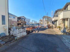 安心して暮らすことのできる住宅街。 住宅地の道路は一般に交通量が少なく車などの騒音が少ないため、住民にとって静かな生活環境が提供されます。