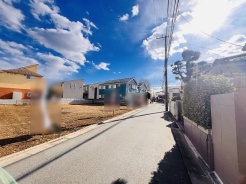 安心して暮らすことのできる住宅街。 住宅地の道路は一般に交通量が少なく車などの騒音が少ないため、住民にとって静かな生活環境が提供されます。