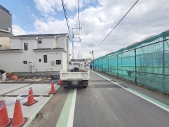 安心して暮らすことのできる住宅街。 住宅地の道路は一般に交通量が少なく車などの騒音が少ないため、住民にとって静かな生活環境が提供されます。