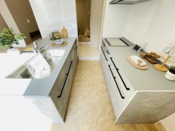 お料理をしながらリビングの家族やゲストとの会話が楽しめるカウンタータイプのキッチン。毎日のお料理を楽しく快適に。