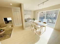 家族が食事するダイニングスペースをキッチンから見渡せる設計に。お料理をしながら家族とのコミュニケーションが増えそうな予感。