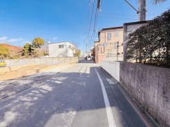 安心して暮らすことのできる住宅街。 住宅地の道路は一般に交通量が少なく車などの騒音が少ないため、住民にとって静かな生活環境が提供されます。