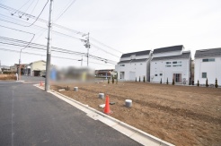 現地ご見学の際、スタッフが様々なご質問に対応いたします、周辺環境、前面道路、建築可能な建物について、ぜひご相談ください。