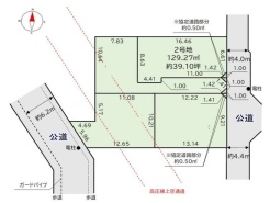 利便性と快適性を両立した立地。ショッピングやレストラン、公共交通機関へのアクセスが良好でありながら、周囲の緑豊かな自然環境も満喫できます。