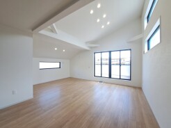 吹抜けの空間を意識した開放感のある間取り。スタイリッシュかつ収納も豊富で長く機能的に住める家を目指して。