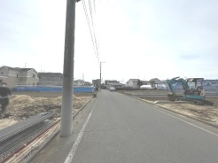 安心して暮らすことのできる住宅街。 住宅地の道路は一般に交通量が少なく車などの騒音が少ないため、住民にとって静かな生活環境が提供されます。