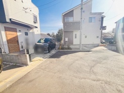 周辺は住宅が建ち並ぶ閑静な住宅街です。