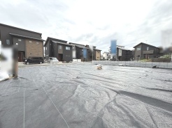 周辺は住宅が建ち並ぶ閑静な住宅街です。