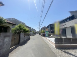 安心して暮らすことのできる住宅街。 住宅地の道路は一般に交通量が少なく車などの騒音が少ないため、住民にとって静かな生活環境が提供されます。