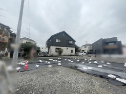 現地ご見学の際、スタッフが様々なご質問に対応いたします、周辺環境、前面道路、建築可能な建物について、ぜひご相談ください。