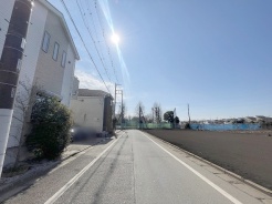 安心して暮らすことのできる住宅街。 住宅地の道路は一般に交通量が少なく車などの騒音が少ないため、住民にとって静かな生活環境が提供されます。