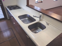 お料理をしながらリビングの家族やゲストとの会話が楽しめるカウンタータイプのキッチン。毎日のお料理を楽しく快適に。