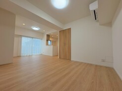 家族が一番集まる場所だから広々としつつも素敵な空間であって欲しい。みんながくつろぐリビングからキッチンまでが一つの空間のように繋がる間取り。