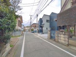 安心して暮らすことのできる住宅街。 住宅地の道路は一般に交通量が少なく車などの騒音が少ないため、住民にとって静かな生活環境が提供されます。