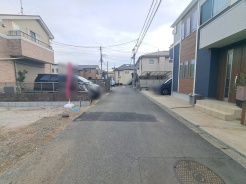 安心して暮らすことのできる住宅街。 住宅地の道路は一般に交通量が少なく車などの騒音が少ないため、住民にとって静かな生活環境が提供されます。