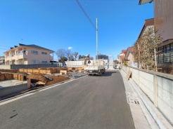 安心して暮らすことのできる住宅街。 住宅地の道路は一般に交通量が少なく車などの騒音が少ないため、住民にとって静かな生活環境が提供されます。