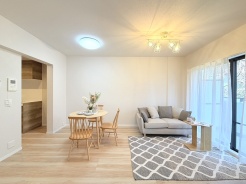 家族みんなが集まるリビング。広さを重視した家族全員が集まれるリビングは、住む上で大事な空間になります。