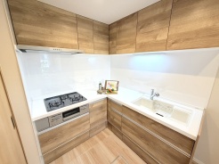 キッチンは、カウンターや壁付けタイプ、アイランドタイプ様々なパターンが御座います。
お好みも分かれる所ではありますが、壁付け対応は閉鎖的にならずに明るいキッチンスペースとしてご希望を頂く事も多いタイプ。