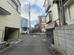 安心して暮らすことのできる住宅街。 住宅地の道路は一般に交通量が少なく車などの騒音が少ないため、住民にとって静かな生活環境が提供されます。