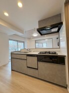 お料理をしながらリビングの家族やゲストとの会話が楽しめるカウンタータイプのキッチン。毎日のお料理を楽しく快適に。