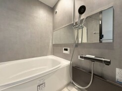 一日の疲れを癒してくれるゆったりとしたバスルームです。