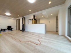 家族が一番集まる場所だから広々としつつも素敵な空間であって欲しい。みんながくつろぐリビングからキッチンまでが一つの空間のように繋がる間取り。