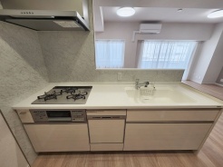 お料理をしながらリビングの家族やゲストとの会話が楽しめるカウンタータイプのキッチン。毎日のお料理を楽しく快適に。