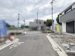 安心して暮らすことのできる住宅街。 住宅地の道路は一般に交通量が少なく車などの騒音が少ないため、住民にとって静かな生活環境が提供されます。