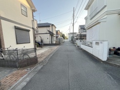 安心して暮らすことのできる住宅街。 住宅地の道路は一般に交通量が少なく車などの騒音が少ないため、住民にとって静かな生活環境が提供されます。