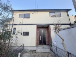 周辺の街並みの中で適度な主張、生活に溶け込むシンプルなデザインの外観が魅力の一戸建です。