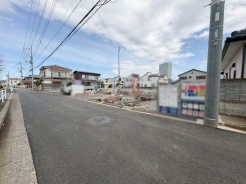 安心して暮らすことのできる住宅街。 住宅地の道路は一般に交通量が少なく車などの騒音が少ないため、住民にとって静かな生活環境が提供されます。