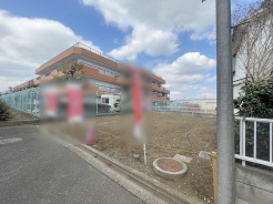 周辺のエリアで他にも沢山売りに出ている物件があります。インターネット掲載前の情報などもありますのでお気軽にお問合せください。まとめてご見学できます。