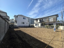 建築条件なしの敷地。弊社グループ「白馬建設」にて建物プランをご提案できます。実際の陽当たりやサイズ感を現地でお確かめください。