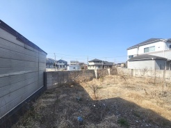 現地ご見学の際、スタッフが様々なご質問に対応いたします、周辺環境、前面道路、建築可能な建物について、ぜひご相談ください。