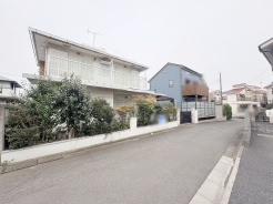 安心して暮らすことのできる住宅街。 住宅地の道路は一般に交通量が少なく車などの騒音が少ないため、住民にとって静かな生活環境が提供されます。