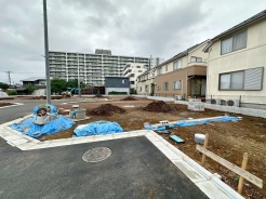 周辺は住宅が建ち並ぶ閑静な住宅街です。