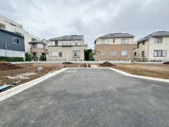 安心して暮らすことのできる住宅街。 住宅地の道路は一般に交通量が少なく車などの騒音が少ないため、住民にとって静かな生活環境が提供されます。