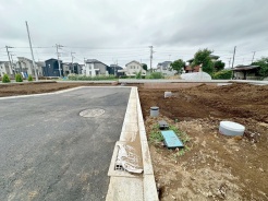 安心して暮らすことのできる住宅街。 住宅地の道路は一般に交通量が少なく車などの騒音が少ないため、住民にとって静かな生活環境が提供されます。