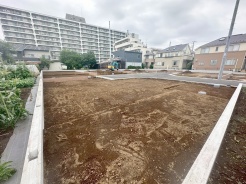 現地ご見学の際、スタッフが様々なご質問に対応いたします、周辺環境、前面道路、建築可能な建物について、ぜひご相談ください。