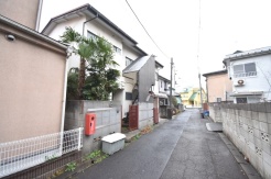 安心して暮らすことのできる住宅街。 住宅地の道路は一般に交通量が少なく車などの騒音が少ないため、住民にとって静かな生活環境が提供されます。