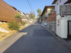 安心して暮らすことのできる住宅街。 住宅地の道路は一般に交通量が少なく車などの騒音が少ないため、住民にとって静かな生活環境が提供されます。
