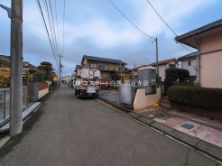 安心して暮らすことのできる住宅街。 住宅地の道路は一般に交通量が少なく車などの騒音が少ないため、住民にとって静かな生活環境が提供されます。