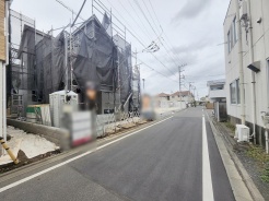 安心して暮らすことのできる住宅街。 住宅地の道路は一般に交通量が少なく車などの騒音が少ないため、住民にとって静かな生活環境が提供されます。