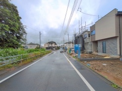 安心して暮らすことのできる住宅街。 住宅地の道路は一般に交通量が少なく車などの騒音が少ないため、住民にとって静かな生活環境が提供されます。