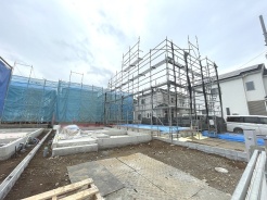 現在建物を建築中です、建築中の物件については現地確認の他、同施工会社の完成施工例のご案内、担当者のプレゼンテーションにてご検討ください。適切なご検討の方法をご説明させて頂きます。