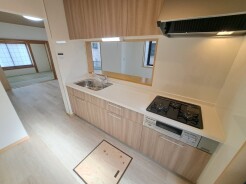 お料理をしながらリビングの家族やゲストとの会話が楽しめるカウンタータイプのキッチン。毎日のお料理を楽しく快適に。