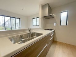 キッチンコンロスペースの近くには、空気の入れ替えが可能な開口部を設置!!
お料理をする際には、換気扇を回しながら匂いが籠らない様に開放してお料理もお楽しみ頂けます。