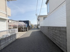 安心して暮らすことのできる住宅街。 住宅地の道路は一般に交通量が少なく車などの騒音が少ないため、住民にとって静かな生活環境が提供されます。