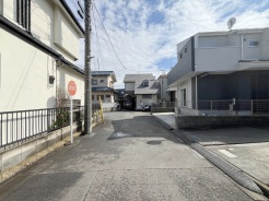 安心して暮らすことのできる住宅街。 住宅地の道路は一般に交通量が少なく車などの騒音が少ないため、住民にとって静かな生活環境が提供されます。